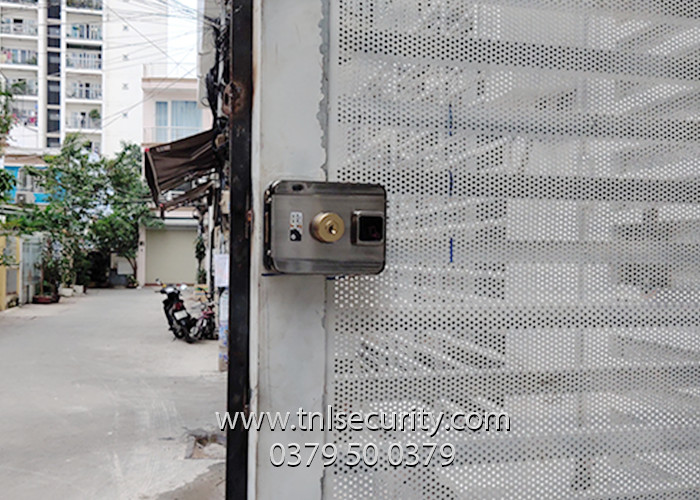 Lap-dat-khoa-van-tay-nha-tro-dieu-khien-xoa-qua-app-dien-thoai-tai-quan-2